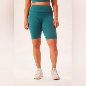 Girlfriend Collective FLOAT ultralight bike short in Everglade Size medium BNWT